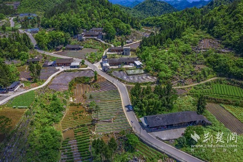 宣恩縣椒園集鎮(zhèn)至鑼圈巖段公路，全長(zhǎng)8公里，途經(jīng)椒園村、涼風(fēng)村、鑼圈巖村，該公路建成既有效帶動(dòng)沿線(xiàn)煙葉等產(chǎn)業(yè)發(fā)展，又是曜天眼景區(qū)的