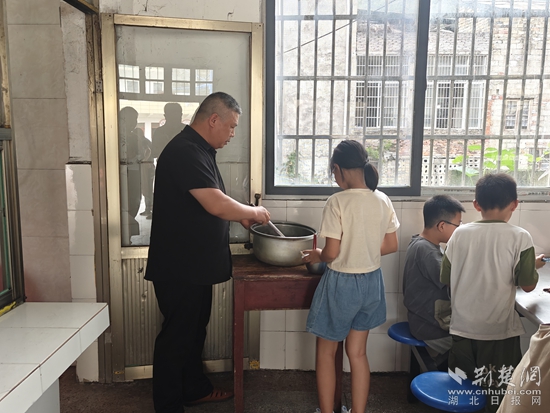 王老師為學生打飯.jpg