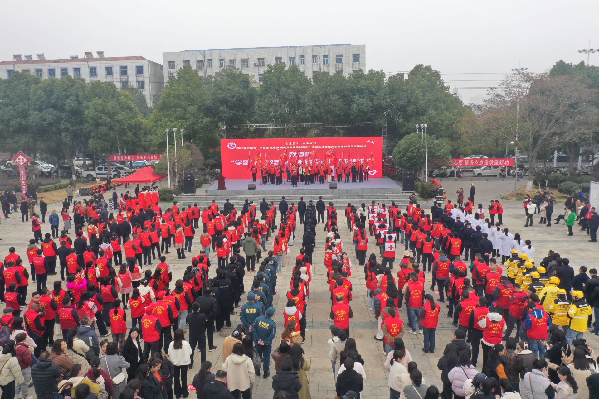 活動現(xiàn)場，還舉行了新就業(yè)志愿服務(wù)隊授旗儀式  孫縉攝.jpg.jpg